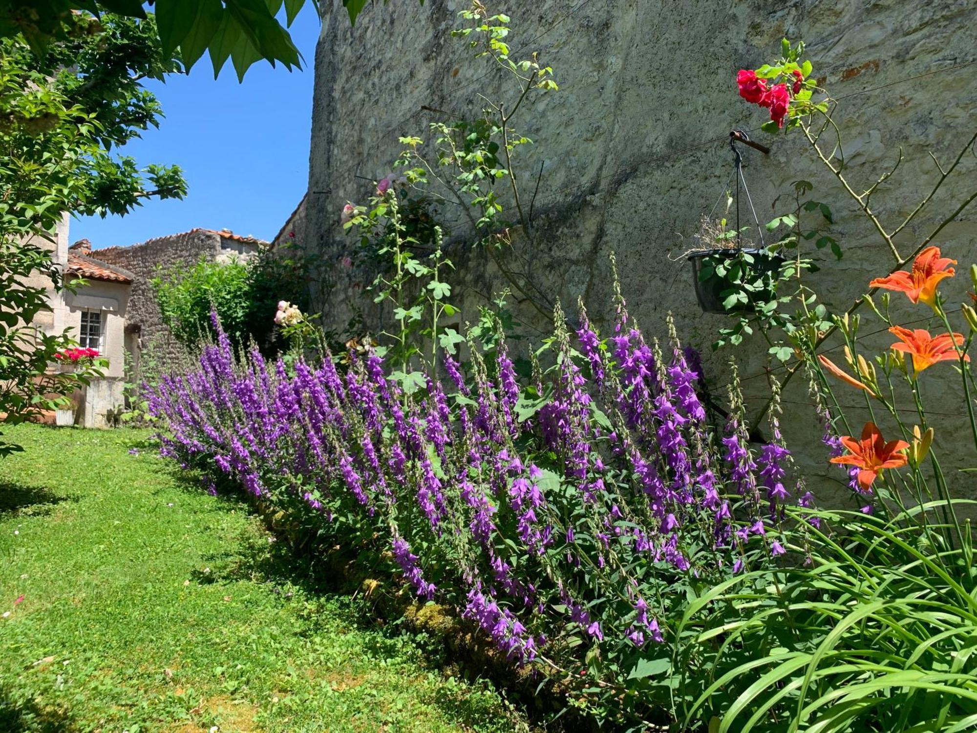 The Cool Lounge A Coulonges - Charente Acomodação com café da manhã Exterior foto