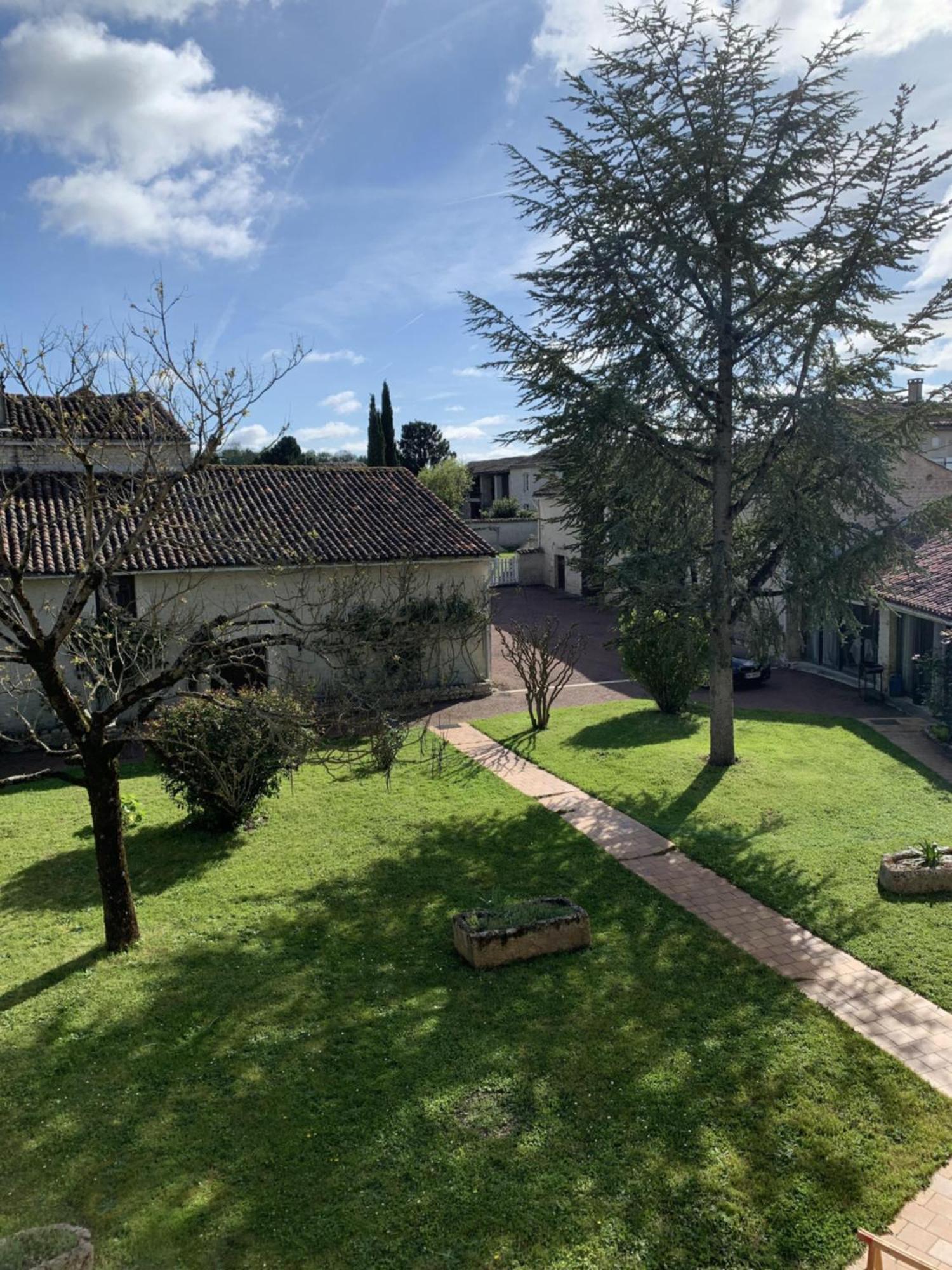 The Cool Lounge A Coulonges - Charente Acomodação com café da manhã Exterior foto