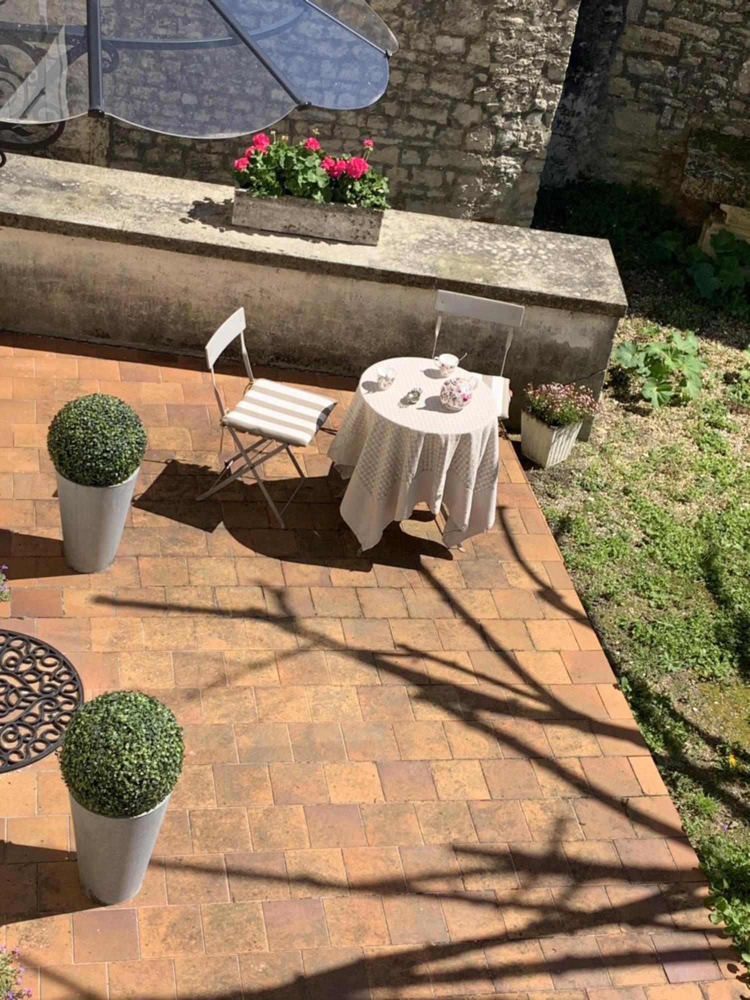 The Cool Lounge A Coulonges - Charente Acomodação com café da manhã Exterior foto